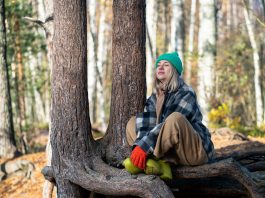 Digital Detox: Warum Technologiepausen wichtig sind Offline-Aktivitäten fördern das Wohlbefinden und lenken die Aufmerksamkeit auf positive Erlebnisse abseits des Bildschirms. © Quaree Dental