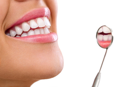 Zahnaufhellung mit Bleaching für ein strahlend weißes Lächeln beim Zahnarzt