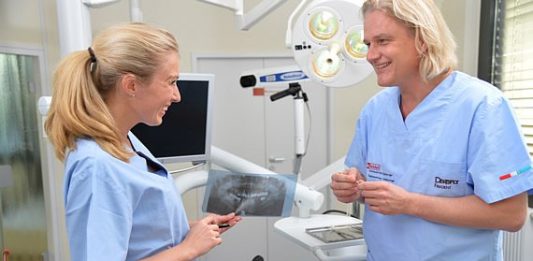 Komplizierte Zahnspitzenresektion: Was müssen Patienten zum Eingriff wissen? Zahnarzt Frank Seidel und Anna Wojcik