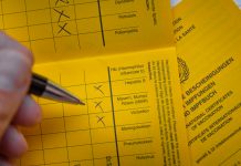 Ein Impfpass wird ausgefüllt.