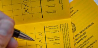 Ein Impfpass wird ausgefüllt.