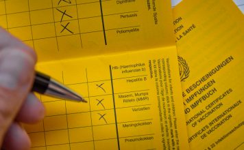 Ein Impfpass wird ausgefüllt.