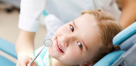 Eine gute Mundhygiene ist wichtig, um Karies vorzubeugen