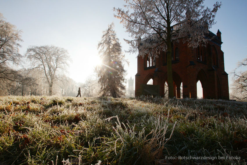 Gerichtslaube im Park Babelsberg im Winter Sonnenlicht