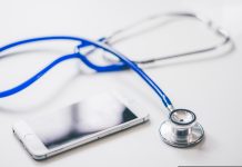 blaues stethoskop mit handy auf tisch