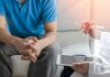 Ein Mann im Gespräch mit einer Ärztin oder einem Arzt – symbolisch für medizinische Beratung bei psychischen Erektionsstörungen und vertrauensvolle Hilfe bei sexuellen Problemen.