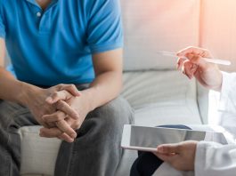 Ein Mann im Gespräch mit einer Ärztin oder einem Arzt – symbolisch für medizinische Beratung bei psychischen Erektionsstörungen und vertrauensvolle Hilfe bei sexuellen Problemen.