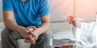 Ein Mann im Gespräch mit einer Ärztin oder einem Arzt – symbolisch für medizinische Beratung bei psychischen Erektionsstörungen und vertrauensvolle Hilfe bei sexuellen Problemen.