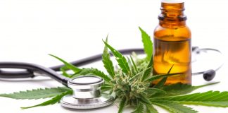 Cannabinoide in der Schmerztherapie: Wirkprofile und therapeutische Anwendungsmöglichkeiten 2026 Cannabisblüte, Hanfblätter, braunes Ölfläschchen und Stethoskop als Symbolbild für medizinisches Cannabis und mögliche Anwendungen in der Schmerztherapie.