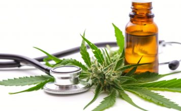 Cannabisblüte, Hanfblätter, braunes Ölfläschchen und Stethoskop als Symbolbild für medizinisches Cannabis und mögliche Anwendungen in der Schmerztherapie.