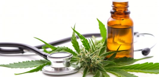 Cannabisblüte, Hanfblätter, braunes Ölfläschchen und Stethoskop als Symbolbild für medizinisches Cannabis und mögliche Anwendungen in der Schmerztherapie.