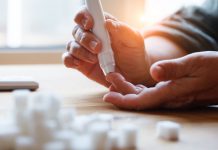 Mensch misst Blutzuckerspiegel