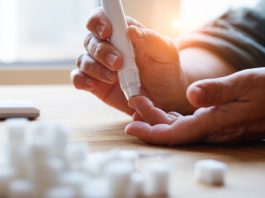 Welche Diabetes-Formen gibt es? Typ 1, 2 und 3 erklärt Mensch misst Blutzuckerspiegel