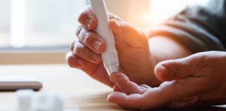 Mensch misst Blutzuckerspiegel