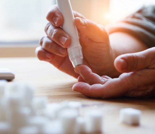 Welche Diabetes-Formen gibt es? Typ 1, 2 und 3 erklärt Mensch misst Blutzuckerspiegel
