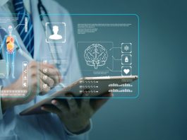 Digitale Gesundheitsversorgung: Chancen, Grenzen und der Stellenwert von Online-Rezepten Arzt oder Ärztin hält ein Tablet, auf dem digitale Gesundheitsdaten wie Organmodelle und medizinische Grafiken angezeigt werden – symbolische Darstellung moderner telemedizinischer und digitaler Diagnostik.