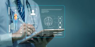 Digitale Gesundheitsversorgung: Chancen, Grenzen und der Stellenwert von Online-Rezepten Arzt oder Ärztin hält ein Tablet, auf dem digitale Gesundheitsdaten wie Organmodelle und medizinische Grafiken angezeigt werden – symbolische Darstellung moderner telemedizinischer und digitaler Diagnostik.