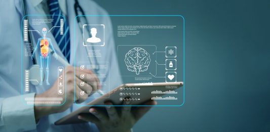 Arzt oder Ärztin hält ein Tablet, auf dem digitale Gesundheitsdaten wie Organmodelle und medizinische Grafiken angezeigt werden – symbolische Darstellung moderner telemedizinischer und digitaler Diagnostik.