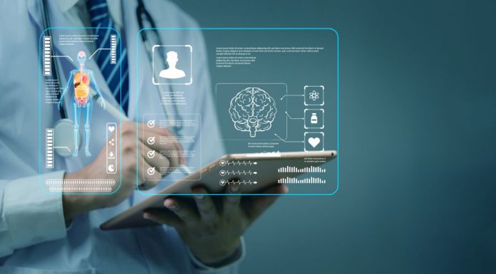 Arzt oder Ärztin hält ein Tablet, auf dem digitale Gesundheitsdaten wie Organmodelle und medizinische Grafiken angezeigt werden – symbolische Darstellung moderner telemedizinischer und digitaler Diagnostik.