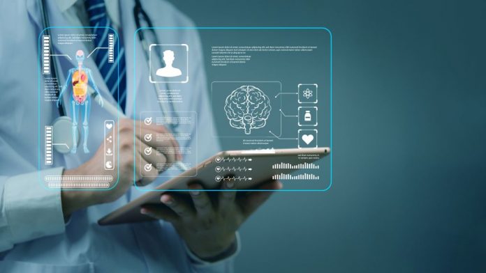 digitale-gesundheitsversorgung-chancen-grenzen-online-rezepte Arzt oder Ärztin hält ein Tablet, auf dem digitale Gesundheitsdaten wie Organmodelle und medizinische Grafiken angezeigt werden – symbolische Darstellung moderner telemedizinischer und digitaler Diagnostik.