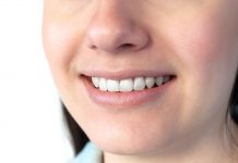 Entzündungen im Mund: Ursache Mundhygiene? Nahaufnahme eines lächelnden Mundes mit weißen, gepflegten Zähnen und gesundem Zahnfleisch; zeigt ein natürliches Lächeln und dient zur Veranschaulichung von Mundgesundheit und guter Mundhygiene.