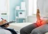 Warum Erektionsstörungen ein frühes Anzeichen für Herzerkrankungen sein können Arztgespräch über Erektionsstörungen: Ein Patient sitzt mit Beschwerden im Intimbereich in der Praxis und lässt mögliche Ursachen abklären.