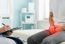 Warum Erektionsstörungen ein frühes Anzeichen für Herzerkrankungen sein können Arztgespräch über Erektionsstörungen: Ein Patient sitzt mit Beschwerden im Intimbereich in der Praxis und lässt mögliche Ursachen abklären.
