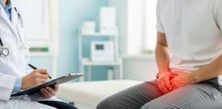 Warum Erektionsstörungen ein frühes Anzeichen für Herzerkrankungen sein können Arztgespräch über Erektionsstörungen: Ein Patient sitzt mit Beschwerden im Intimbereich in der Praxis und lässt mögliche Ursachen abklären.