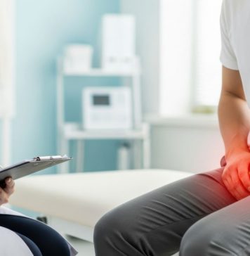 Arztgespräch über Erektionsstörungen: Ein Patient sitzt mit Beschwerden im Intimbereich in der Praxis und lässt mögliche Ursachen abklären.