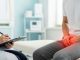 Warum Erektionsstörungen ein frühes Anzeichen für Herzerkrankungen sein können Arztgespräch über Erektionsstörungen: Ein Patient sitzt mit Beschwerden im Intimbereich in der Praxis und lässt mögliche Ursachen abklären.