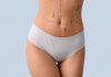 Bauch einer Person mit OP-Markierungen vor einem körperformenden Eingriff wie Bauchdeckenstraffung oder ästhetischer Korrektur