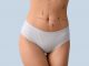Bauch einer Person mit OP-Markierungen vor einem körperformenden Eingriff wie Bauchdeckenstraffung oder ästhetischer Korrektur