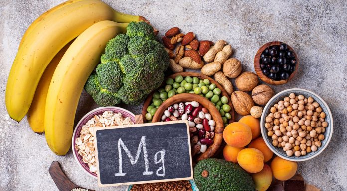 Magnesium bei Stress: Welche Rolle spielt der Mineralstoff für Nerven und Entspannung? Magnesiumreiche Lebensmittel wie Bananen, Nüsse, Hülsenfrüchte, Brokkoli und dunkle Schokolade liegen neben einer Tafel mit Mg-Symbol.