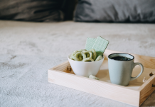 Die Entwicklung der Cannabis-Kultur in Europa Medizinisches Cannabis in Keksform neben einer Tasse Hanftee auf einem Tablett