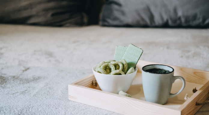 Die Entwicklung der Cannabis-Kultur in Europa Medizinisches Cannabis in Keksform neben einer Tasse Hanftee auf einem Tablett