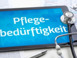 Kostenlose Pflegebox bei Pflegegrad: Wie Pflegebedürftige bis zu 42 Euro monatlich für Hygiene und Entlastung nutzen Tablet mit dem Schriftzug „Pflegebedürftigkeit“, Stethoskop, Medikamentenblister und Dokumente als Symbol für Pflegegrad und Pflegeleistungen.