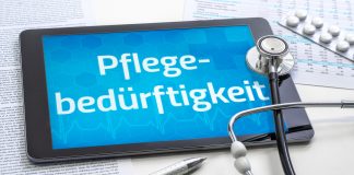 Kostenlose Pflegebox bei Pflegegrad: Wie Pflegebedürftige bis zu 42 Euro monatlich für Hygiene und Entlastung nutzen Tablet mit dem Schriftzug „Pflegebedürftigkeit“, Stethoskop, Medikamentenblister und Dokumente als Symbol für Pflegegrad und Pflegeleistungen.