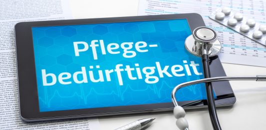 Kostenlose Pflegebox bei Pflegegrad: Wie Pflegebedürftige bis zu 42 Euro monatlich für Hygiene und Entlastung nutzen Tablet mit dem Schriftzug „Pflegebedürftigkeit“, Stethoskop, Medikamentenblister und Dokumente als Symbol für Pflegegrad und Pflegeleistungen.