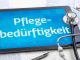 Kostenlose Pflegebox bei Pflegegrad: Wie Pflegebedürftige bis zu 42 Euro monatlich für Hygiene und Entlastung nutzen Tablet mit dem Schriftzug „Pflegebedürftigkeit“, Stethoskop, Medikamentenblister und Dokumente als Symbol für Pflegegrad und Pflegeleistungen.