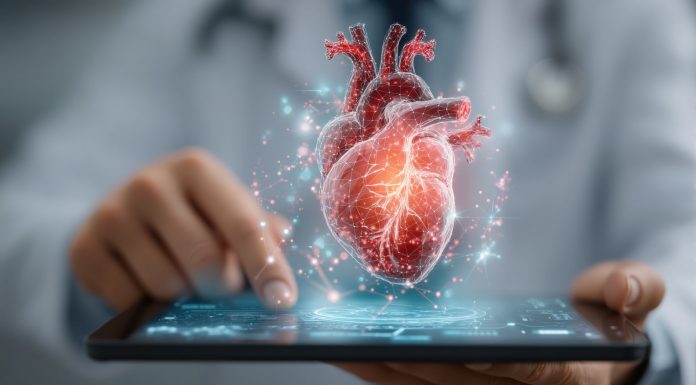 Digitale Herzdiagnostik in einer Praxissoftware: 3D-Darstellung eines menschlichen Herzens über einem Tablet, Symbol für Kardiologie, Telemedizin und digitale Patientenversorgung.
