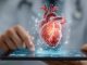Digitale Herzdiagnostik in einer Praxissoftware: 3D-Darstellung eines menschlichen Herzens über einem Tablet, Symbol für Kardiologie, Telemedizin und digitale Patientenversorgung.