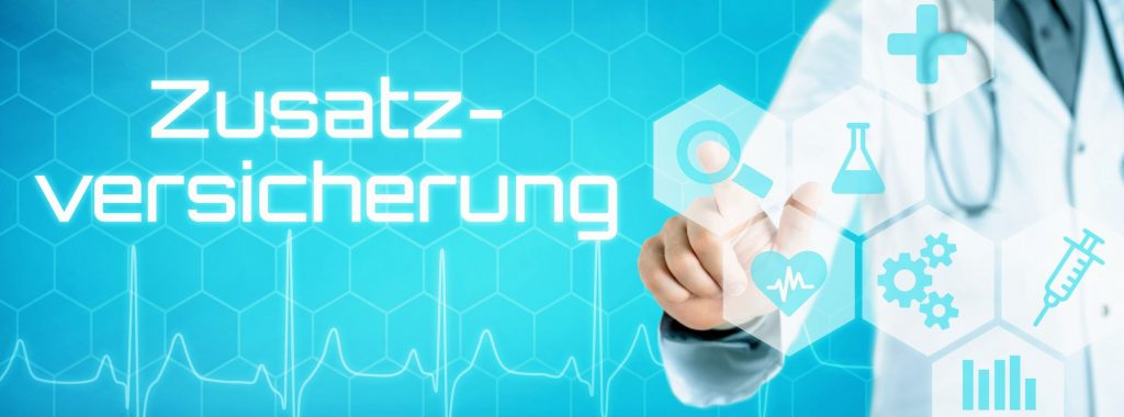 Illustration zur stationären Zusatzversicherung: Arzt wählt digitale Gesundheitsicons wie Herz, Spritze und Analyse aus – Symbol für erweiterte Leistungen, Komfort und Wahlfreiheit im Krankenhaus.