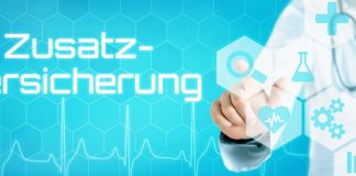 Illustration zur stationären Zusatzversicherung: Arzt wählt digitale Gesundheitsicons wie Herz, Spritze und Analyse aus – Symbol für erweiterte Leistungen, Komfort und Wahlfreiheit im Krankenhaus.