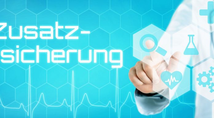 Illustration zur stationären Zusatzversicherung: Arzt wählt digitale Gesundheitsicons wie Herz, Spritze und Analyse aus – Symbol für erweiterte Leistungen, Komfort und Wahlfreiheit im Krankenhaus.